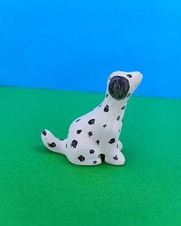 Dalmata ülő kölyök