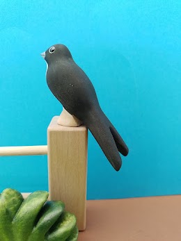Lógó farktollú molnár fecske