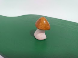 Smaller mushroom / brown