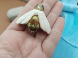 Tiny bee