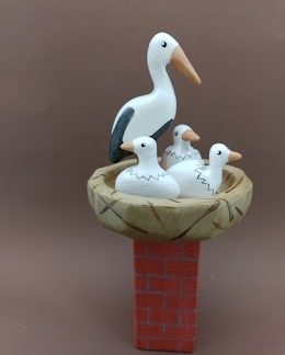 Gólya mama tojásból kelő fiókákkal