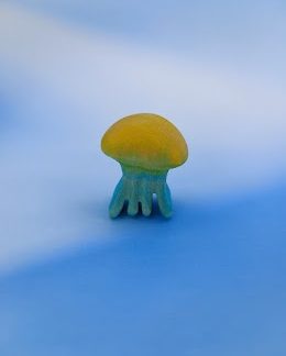 In the dark glow-in-the-dark jellyfish, small, sárga-kék
